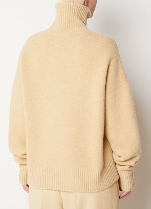 AMI Paris Fijngebreide coltrui in alpaca wolblend met ingebreid logo - achterkant beige