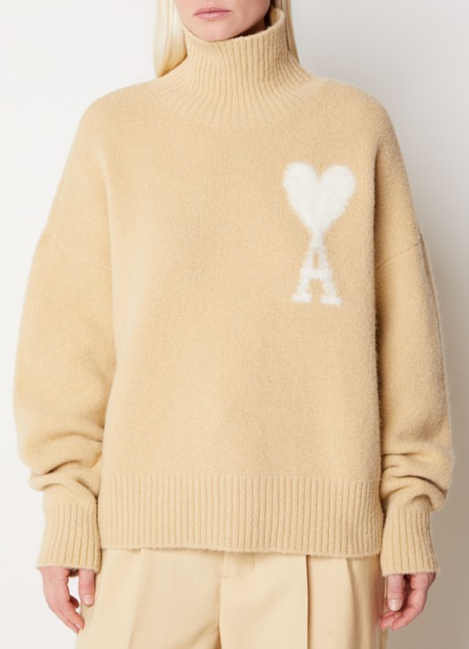 AMI Paris Fijngebreide coltrui in alpaca wolblend met ingebreid logo - detail 2 beige