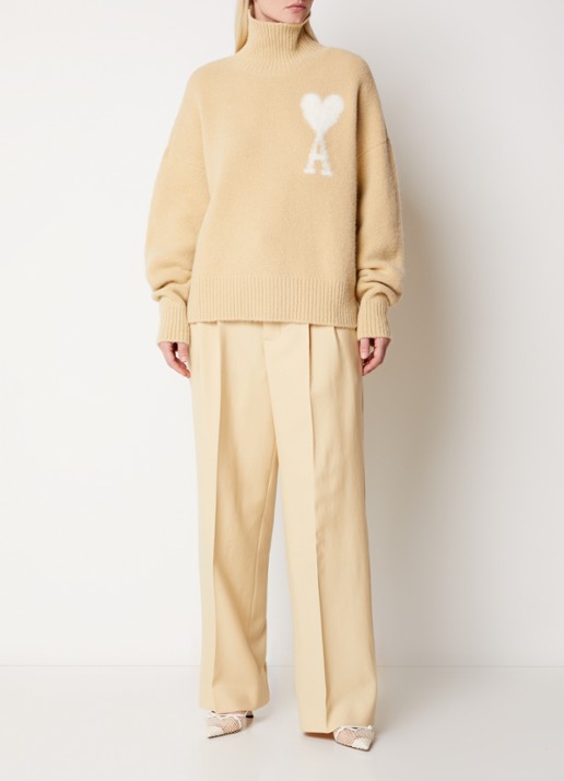AMI Paris Fijngebreide coltrui in alpaca wolblend met ingebreid logo - voorkant 5 beige