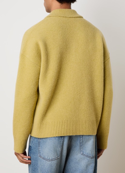 AMI Paris Fijngebreide trui in alpaca wolblend met polokraag en ingebreid logo - achterkant geel