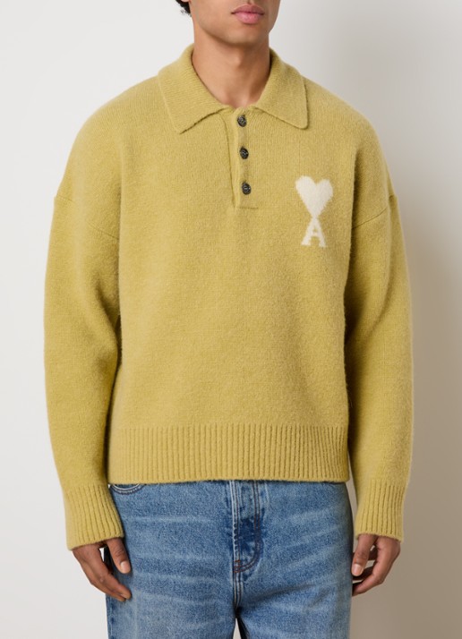 AMI Paris Fijngebreide trui in alpaca wolblend met polokraag en ingebreid logo - detail 4 geel