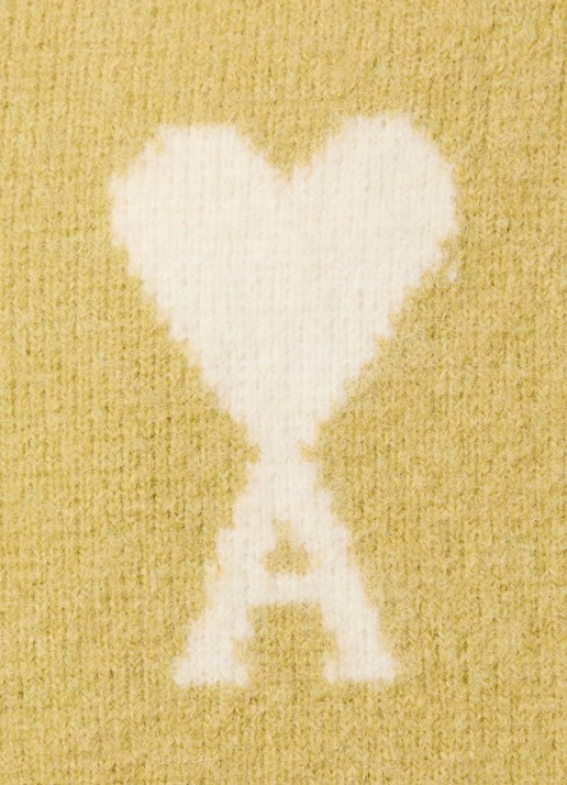 AMI Paris Fijngebreide trui in alpaca wolblend met polokraag en ingebreid logo - detail 5 geel