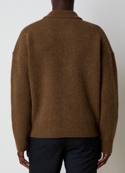 AMI Paris Fijngebreide trui in alpaca wolblend met polokraag en ingebreid logo - achterkant 3 bruin