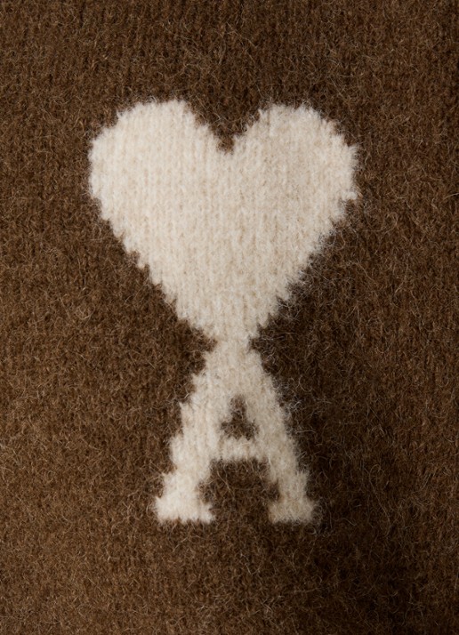 AMI Paris Fijngebreide trui in alpaca wolblend met polokraag en ingebreid logo - detail 5 bruin
