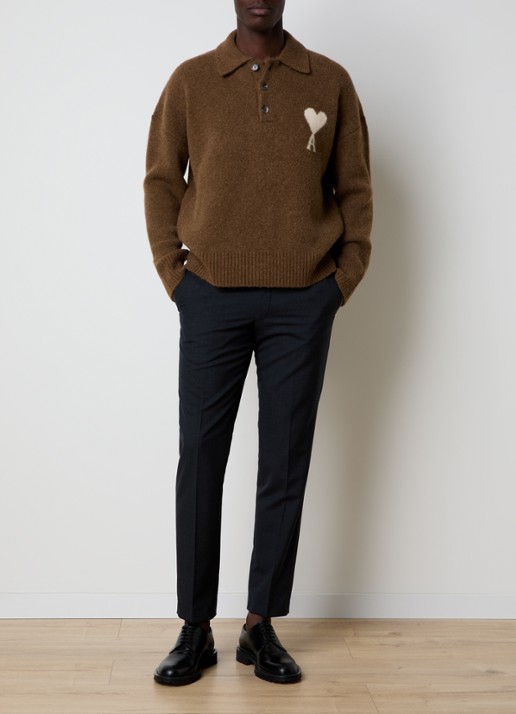 AMI Paris Fijngebreide trui in alpaca wolblend met polokraag en ingebreid logo - voorkant 2 bruin