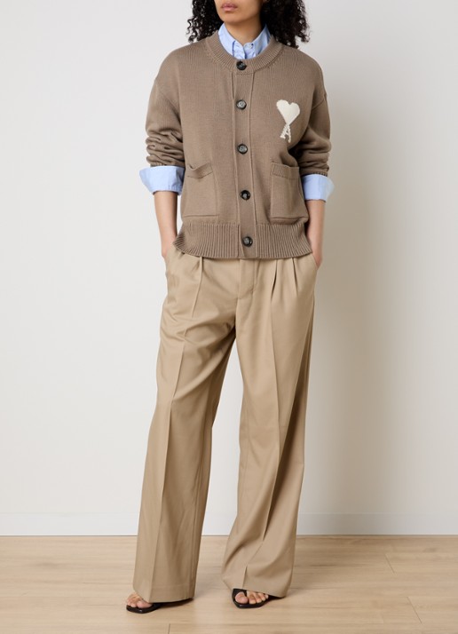 AMI Paris Grofgebreid vest in wolblend met ingebreid logo - voorkant 2 zand