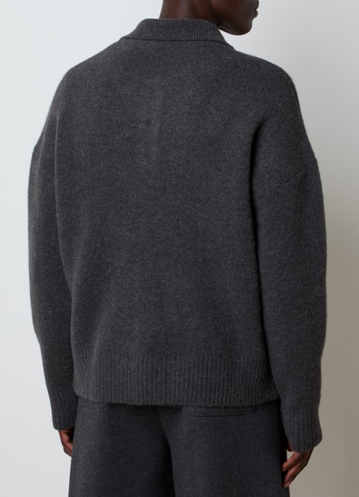 AMI Paris Grofgebreide trui in alpaca wolblend met polokraag en ingebreid logo - achterkant 3 donkergrijs
