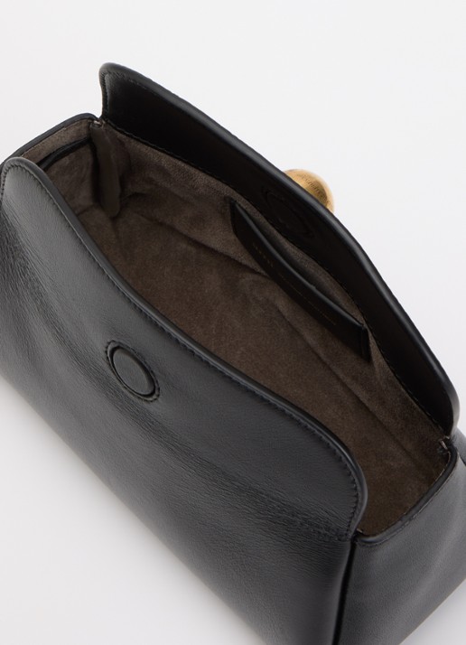 AMI Paris Mini Carrousel clutch van leer met afneembare schouderriem - detail zwart