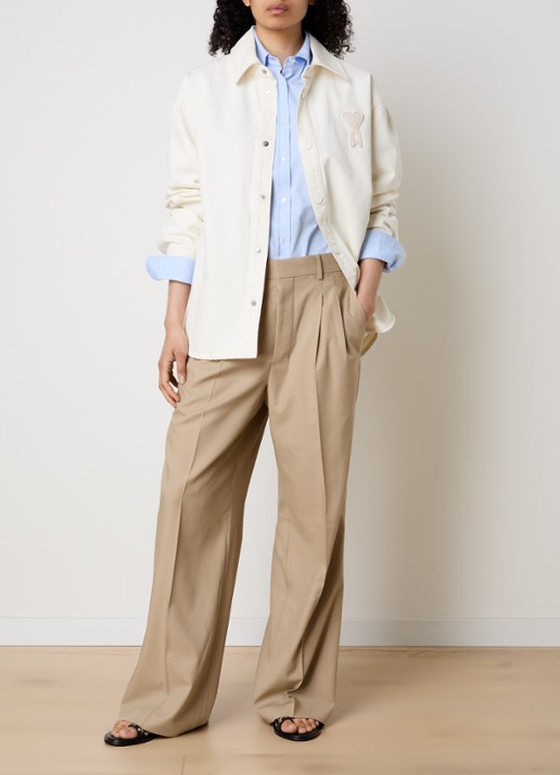 AMI Paris Overshirt van denim met logoborduring - voorkant 3 gebroken wit