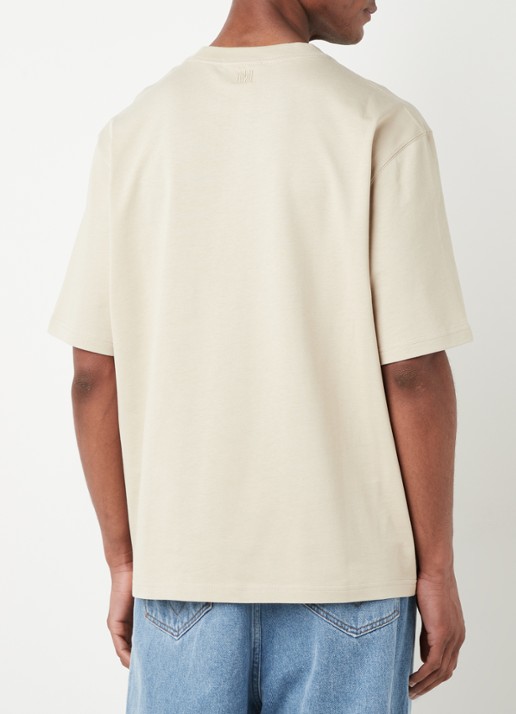 AMI Paris T-shirt van  katoen met logoborduring  - achterkant beige