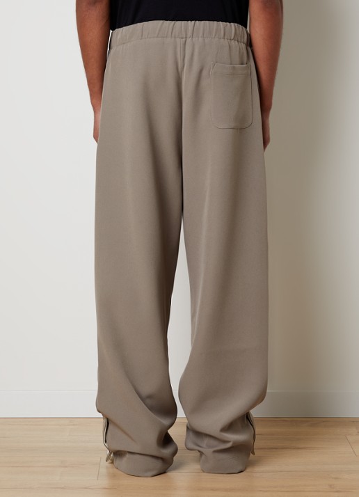AMIRI Straight fit trackpants met steekzakken en logo - achterkant donkerbeige