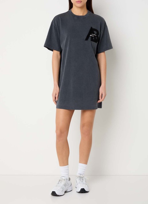 Anine Bing Beth mini T-shirt jurk met logoborduring - voorkant 4 donkergrijs