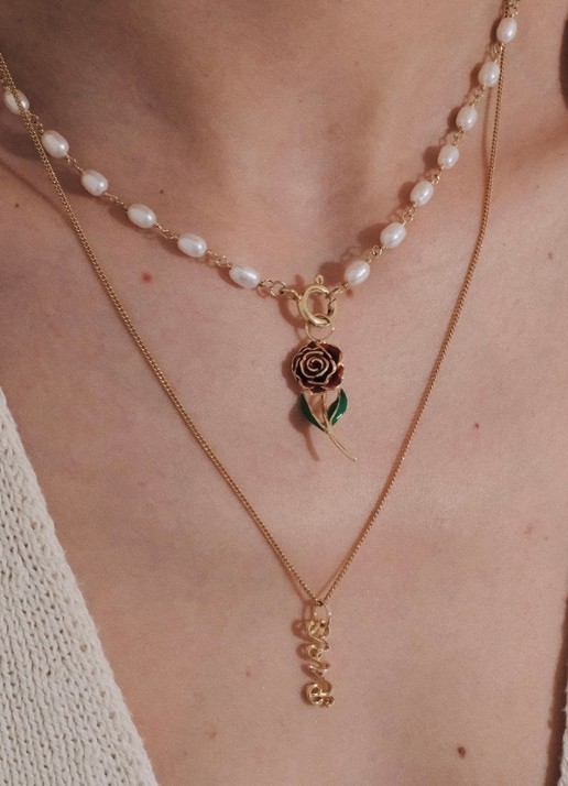 Anna + Nina Clutching Pearls ketting verguld - detail 3 goud