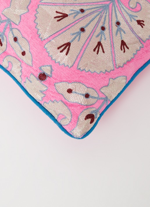 Anna + Nina Daisy Suzani Embroidered sierkussen 14 x 22 cm - detail 2 roze