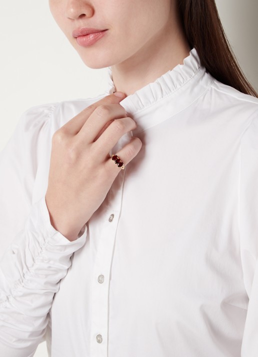Anna + Nina Rose Garnet ring van 14 karaat geelgoud met granaat - voorkant goud
