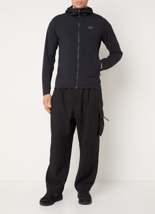 Arc'teryx Atom windjack met ritszakken en capuchon - voorkant 2 zwart