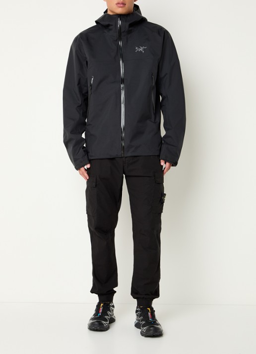 Arc'teryx Beta Gore-Tex windjack met logoborduring en ritszakken - voorkant 2 zwart