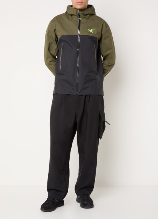Arc'teryx Beta Gore-Tex windjack met logoborduring en ritszakken - voorkant 2 bronsgroen