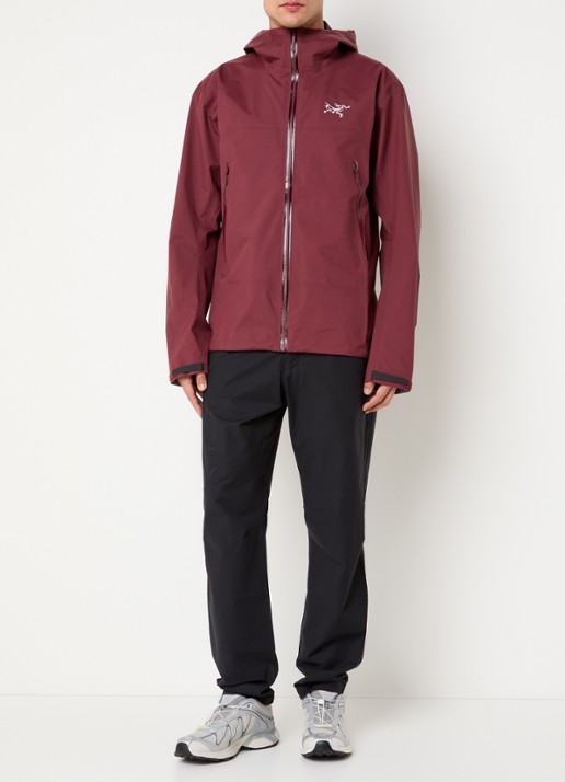 Arc'teryx Beta Gore-Tex windjack met logoborduring en ritszakken - voorkant 2 bordeauxrood