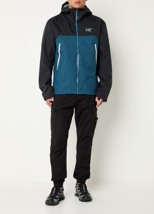 Arc'teryx Beta Gore-Tex windjack met logoborduring en ritszakken - voorkant 3 petrol