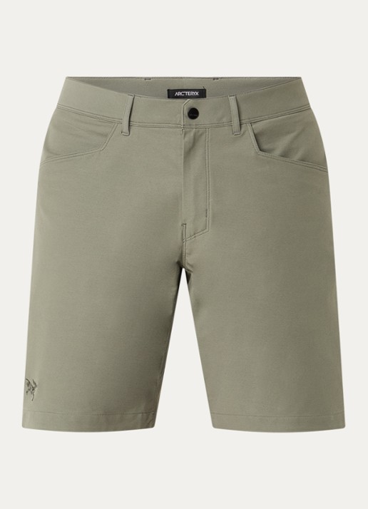 Arc'teryx Kragg slim fit korte broek met steekzakken - voorkant bronsgroen