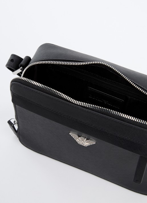 Armani Crossbodytas met afneembare schouderriem en logo - detail zwart