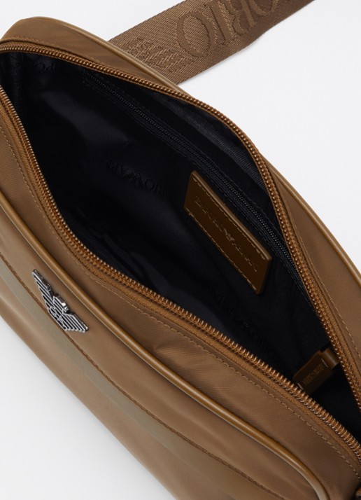 Armani Crossbodytas met logo - detail hazelnootbruin