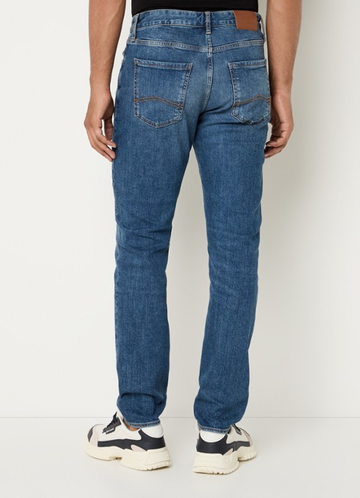 Armani Slim fit jeans met donkere wassing - achterkant middenblauw