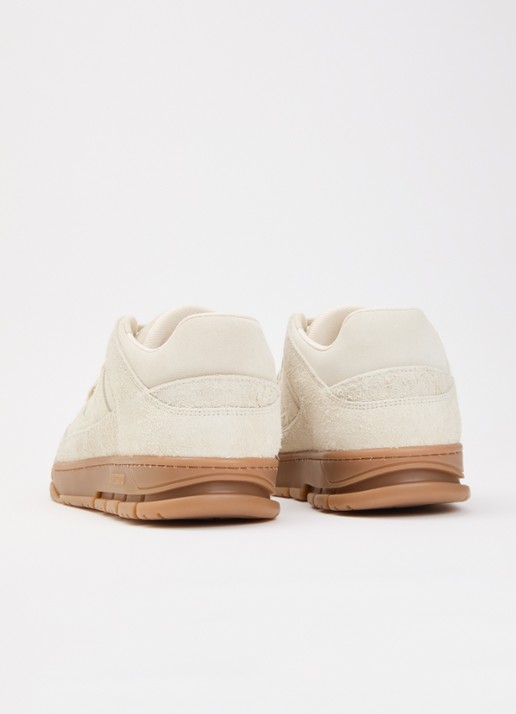 Axel Arigato Area Lo sneaker van suéde met logo  - achterkant 5 gebroken wit