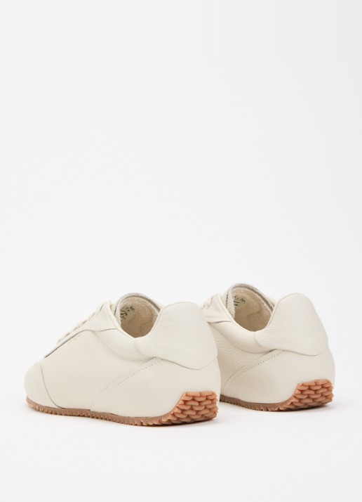 Axel Arigato Daze Runner sneaker van suède - achterkant gebroken wit