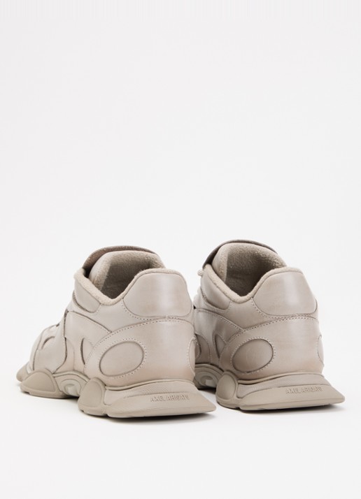Axel Arigato Eris sneaker van leer - achterkant taupe