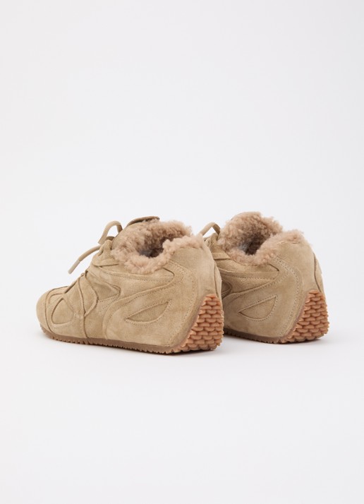 Axel Arigato Slow Shearling sneaker van suède - achterkant 5 camel