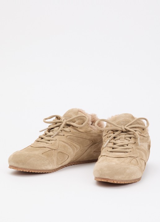 Axel Arigato Slow Shearling sneaker van suède - detail 2 camel