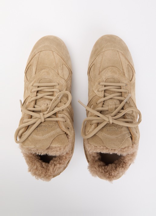 Axel Arigato Slow Shearling sneaker van suède - detail 3 camel