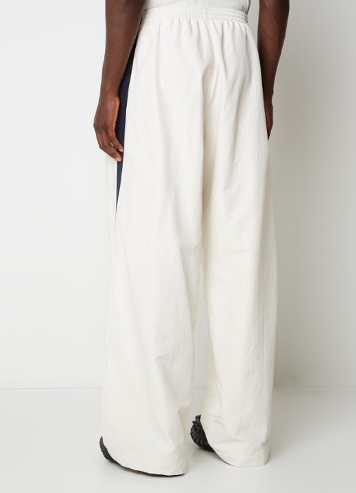 Balenciaga 3B Sports Icon mid waist loose fit trackpants met logo - achterkant 3 gebroken wit