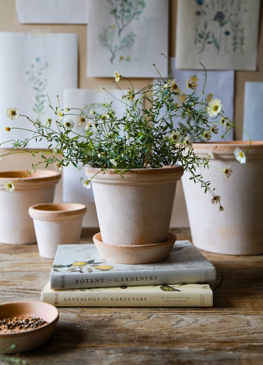 Bergs Potter Flora bloempot voor binnen en buiten Ø14 cm - voorkant 2 donkerbeige