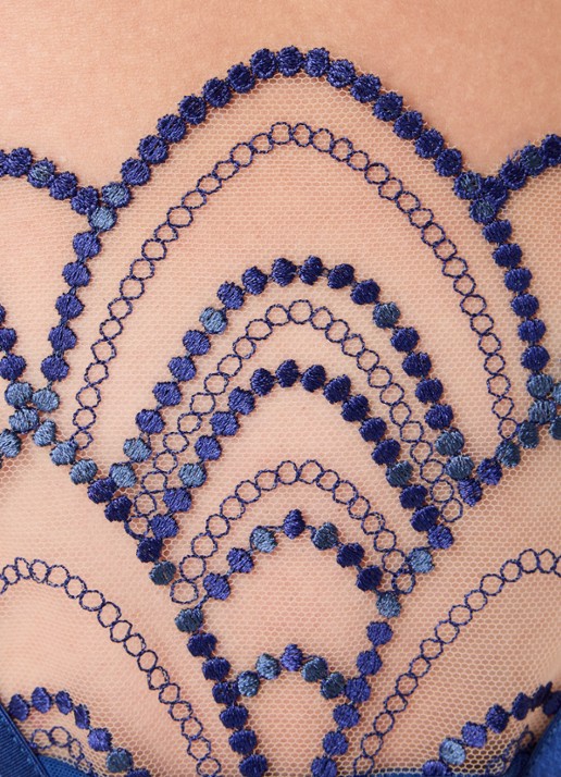 Bluebella Soraya jarretels van mesh met borduring - detail 5 donkerblauw