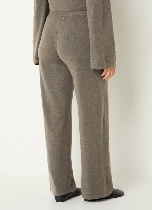 Boii Studios Geifa fijngebreide high waist straight fit broek - achterkant 4 lichtbruin
