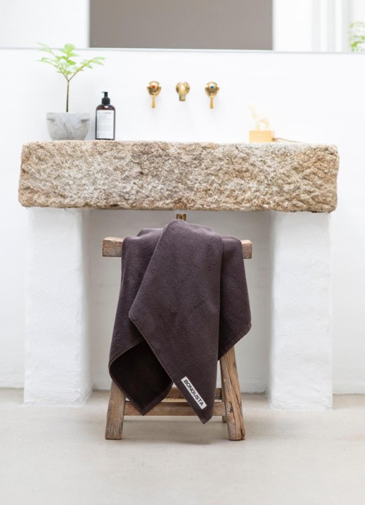 Bongusta Naram badhanddoek - 600 gr/m2 - 70 x 140 cm - detail donkerbruin