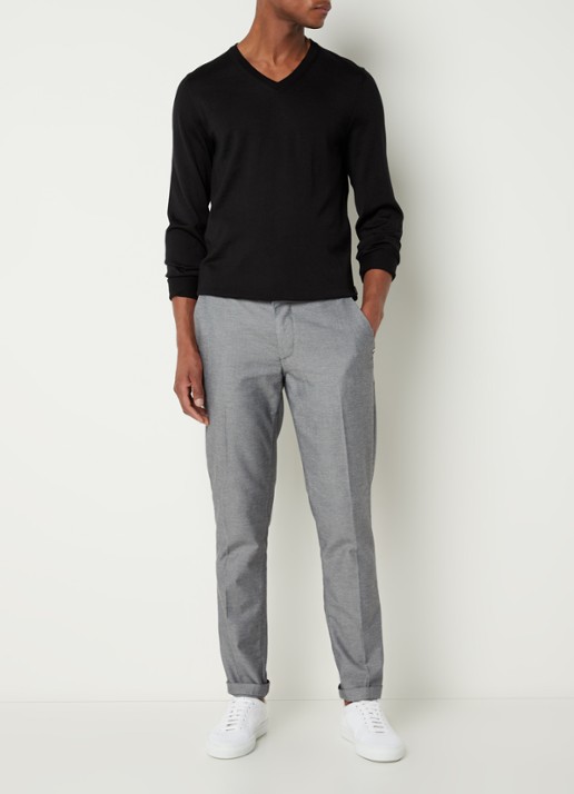 BOSS Melba-P fijngebreide pullover van scheerwol met V-hals - voorkant 2 zwart