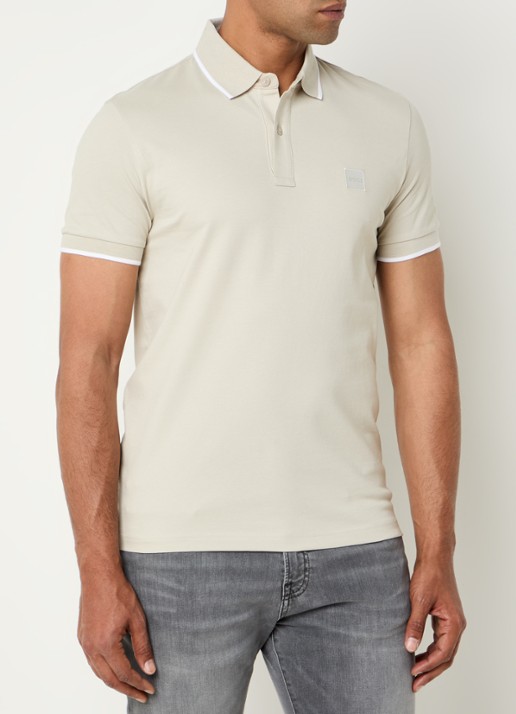 BOSS Passertip slim fit polo van piqué katoen met logo - detail 2 zand
