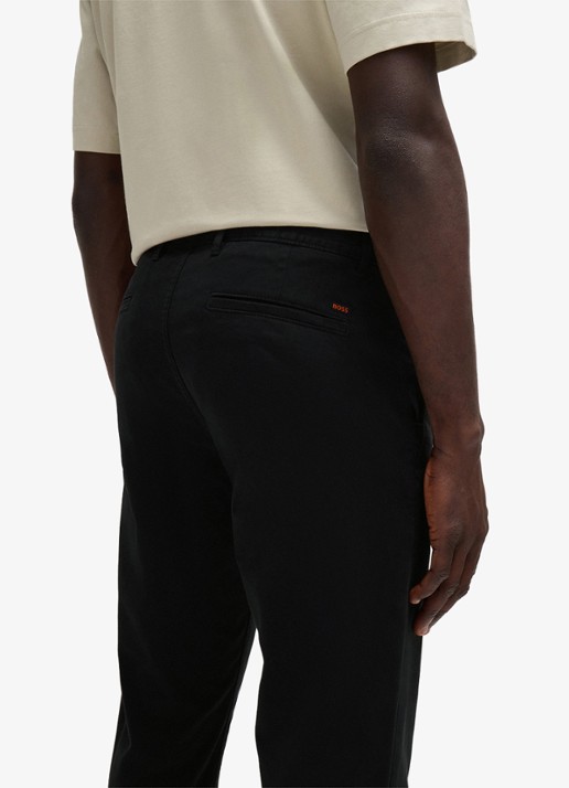 BOSS Slim-fit satijnen chino van stretchkatoen - detail 6 black-001 / zwart