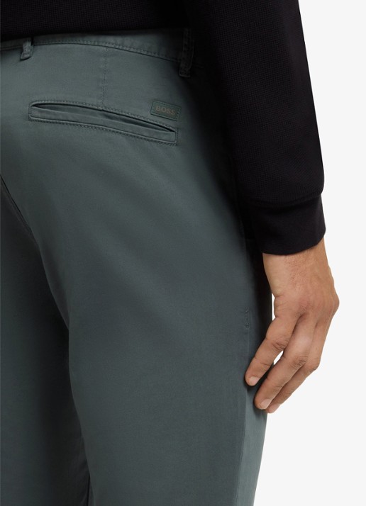 BOSS Slim-fit satijnen chino van stretchkatoen - detail 2 open green-377 / groen