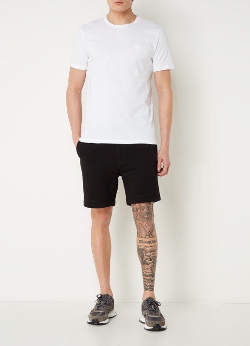 BOSS Straight fit korte broek van sweatstof met logopatch - voorkant 2 black-001 / zwart