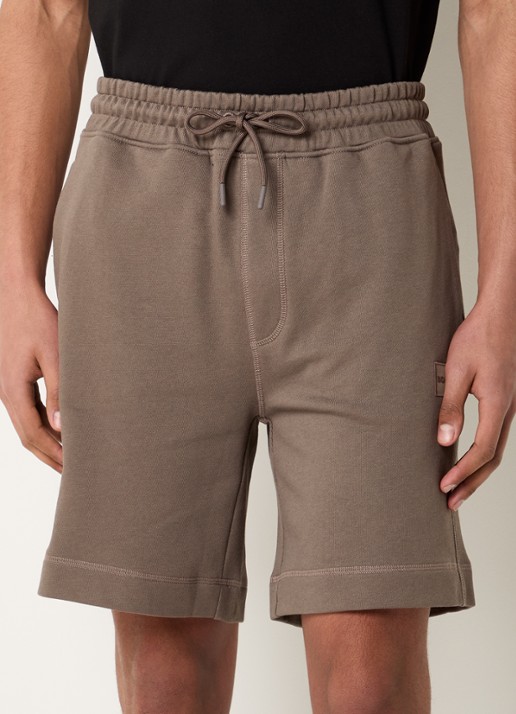 BOSS Straight fit korte broek van sweatstof met logopatch - detail 2 donkerbeige
