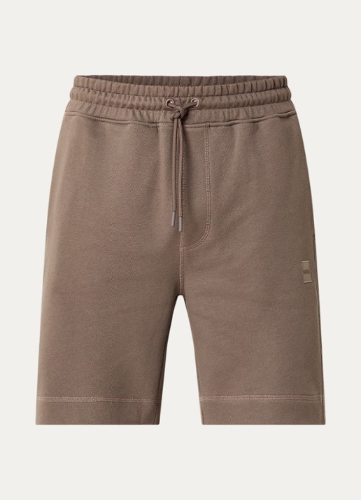 BOSS Straight fit korte broek van sweatstof met logopatch - voorkant 3 donkerbeige