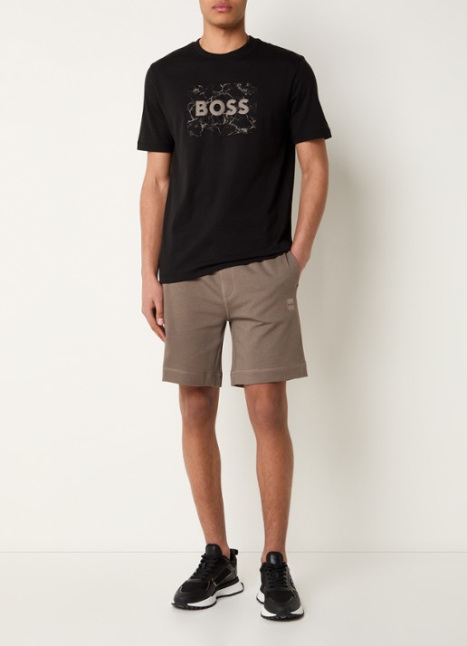 BOSS Straight fit korte broek van sweatstof met logopatch - voorkant 4 donkerbeige