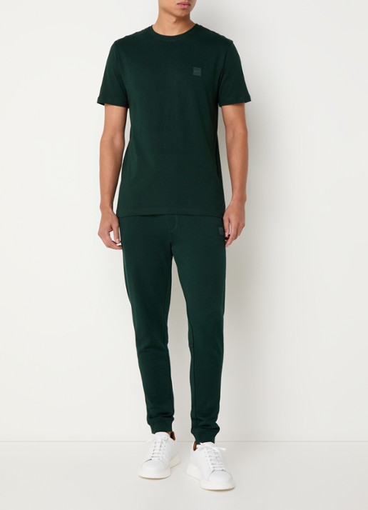 BOSS T-shirt van katoenen jersey met logopatch - voorkant 2 bronsgroen