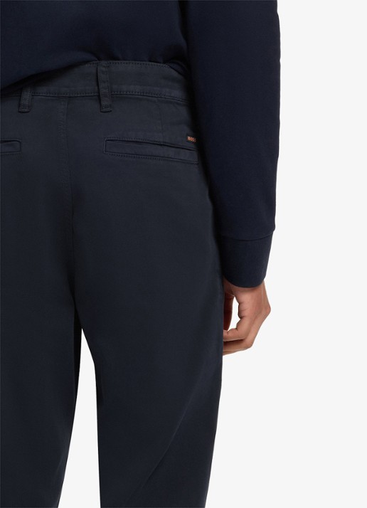 BOSS Tapered fit chino met steekzakken - detail 5 donkerblauw