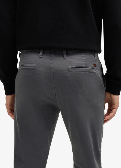 BOSS Tapered fit chino met steekzakken - detail 4 grijs
